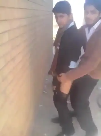 شباب هنود سكس وراعين ينيك صاحبه في الخلاء ويحشر زبه